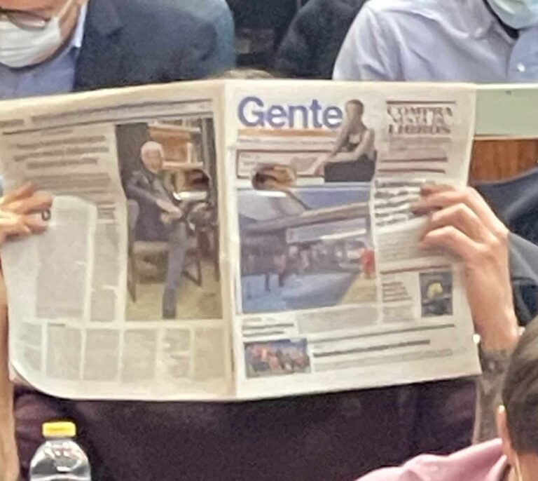 Un diputado de Más Madrid se hace pasar por espía durante la intervención de Ayuso en la Asamblea