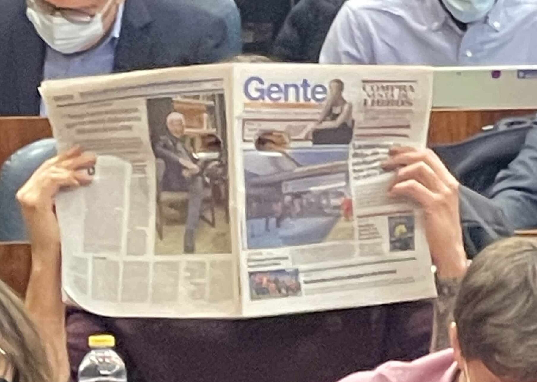 Emilio Delgado se cubre con un periódico