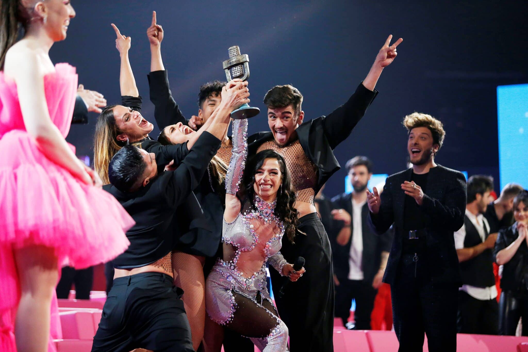 La cantante Chanel (c) y su canción SloMo representarán a España en Eurovisión 2022 tras su victoria esta noche en la final de la primera edición de Benidorm Fest