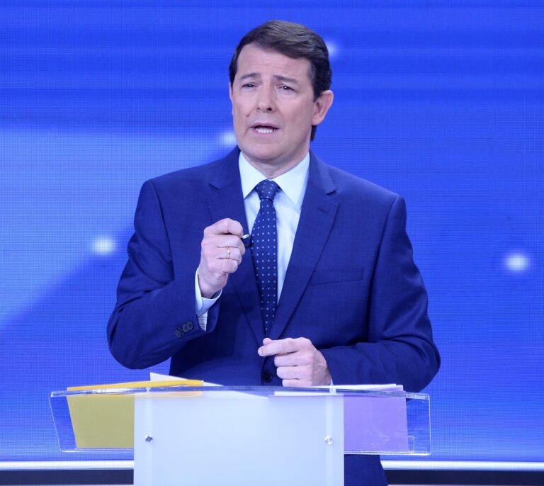 Mañueco marca líneas rojas a Vox en el último debate de campaña