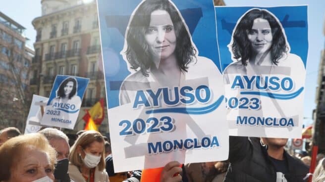 Simpatizantes de Isabel Díaz Ayuso durante la concentración que han protagonizado este domingo frente a la sede del PP