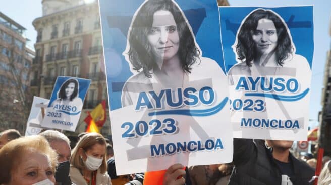 Concentración de apoyo a Isabel DÌaz Ayuso en GÈnova Simpatizantes de Isabel Díaz Ayuso durante la concentración que han protagonizado este domingo frente a la sede del PP