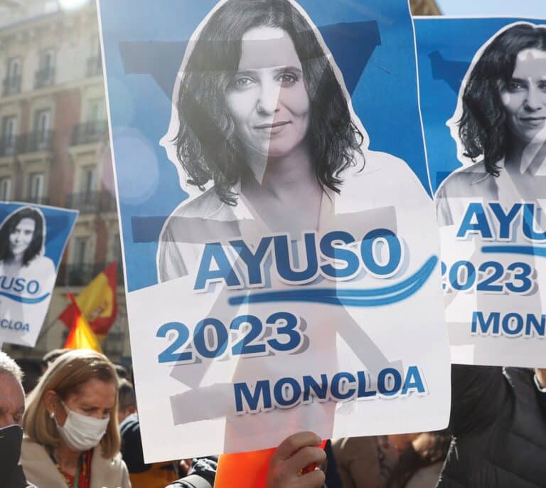 Radicales cargan contra la visita de Ayuso a Vitoria y la tildan de "ultraderechista": "¡Fuera de aquí!"