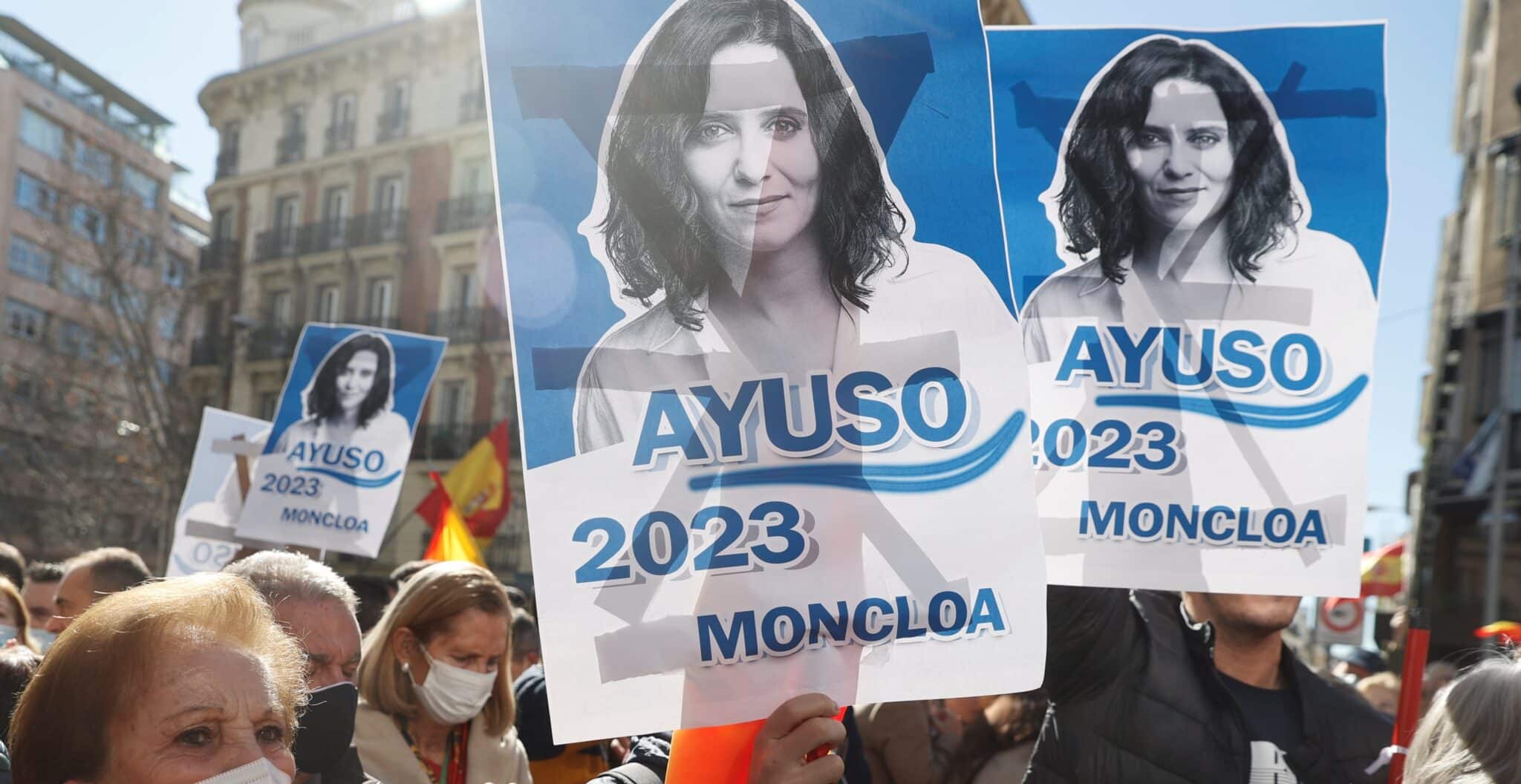 Simpatizantes de Isabel Díaz Ayuso durante la concentración que han protagonizado este domingo frente a la sede del PP