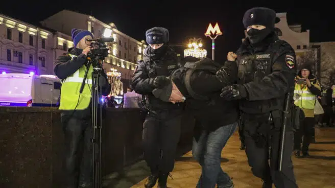 Más de 1.600 detenidos: Represión policial por el 'no a la guerra' en Moscú y San Petersburgo, cuna de Putin