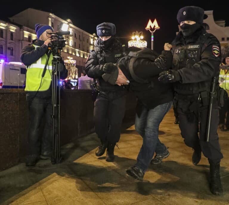 Más de 1.600 detenidos: Represión policial por el 'no a la guerra' en Moscú y San Petersburgo, cuna de Putin