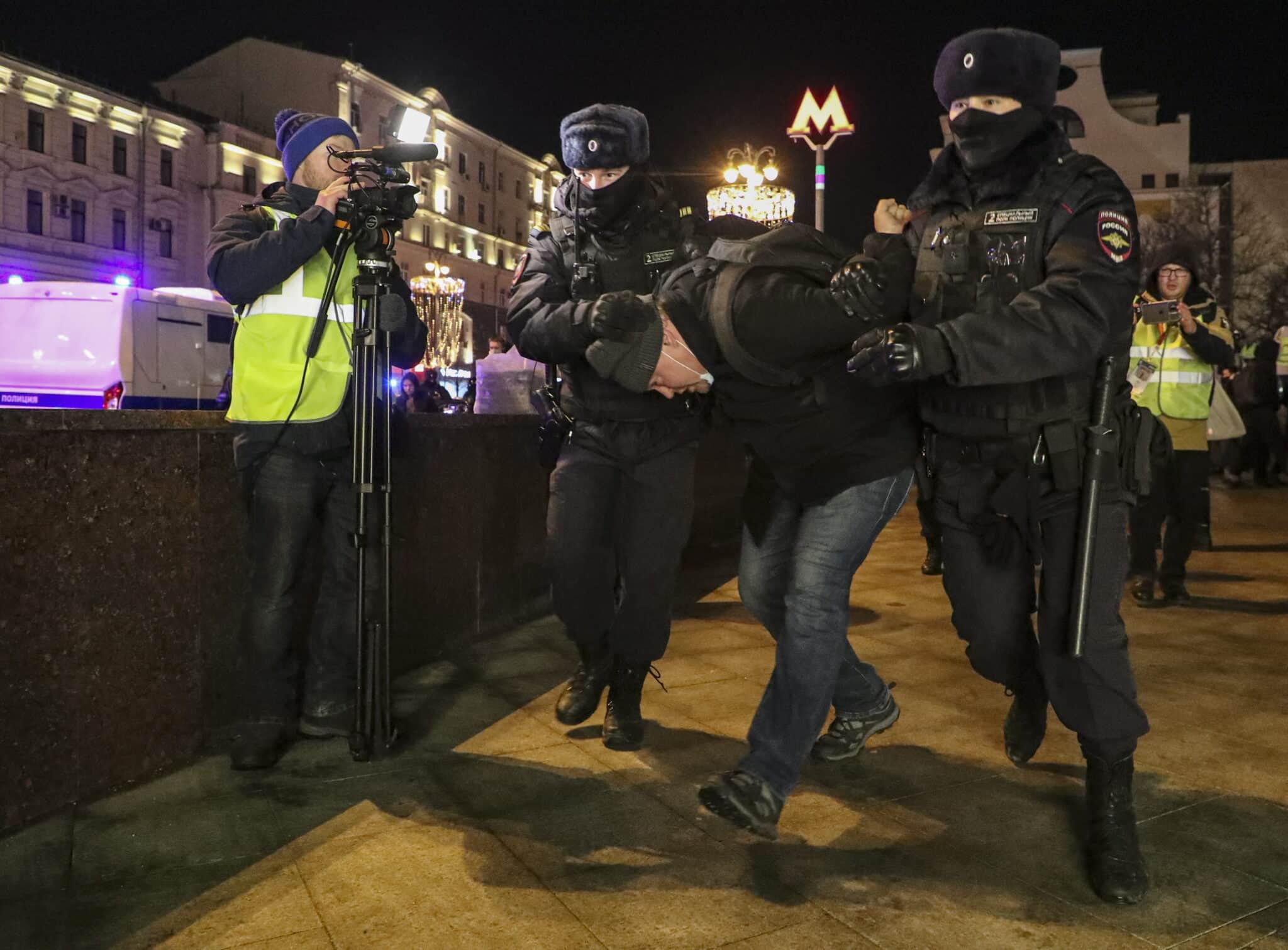 Detención policial en las protestas de Moscú (Rusia).