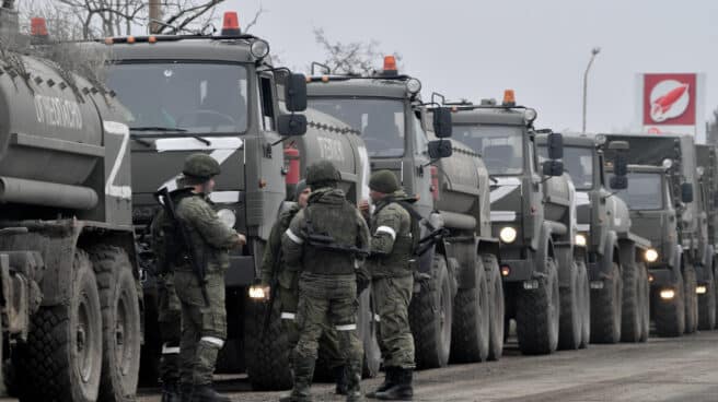 Podemos critica que la UE envíe armas para la defensa de Ucrania: "No se puede hacer la guerra en nombre de la paz" Miembros del ejército ruso junto a vehículos militares al norte de Crimea