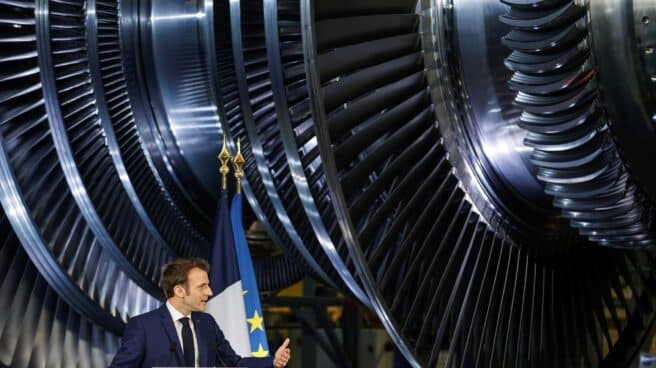 Emmanuel Macron, en una planta de producción de turbinas destinadas a centrales nucleares.