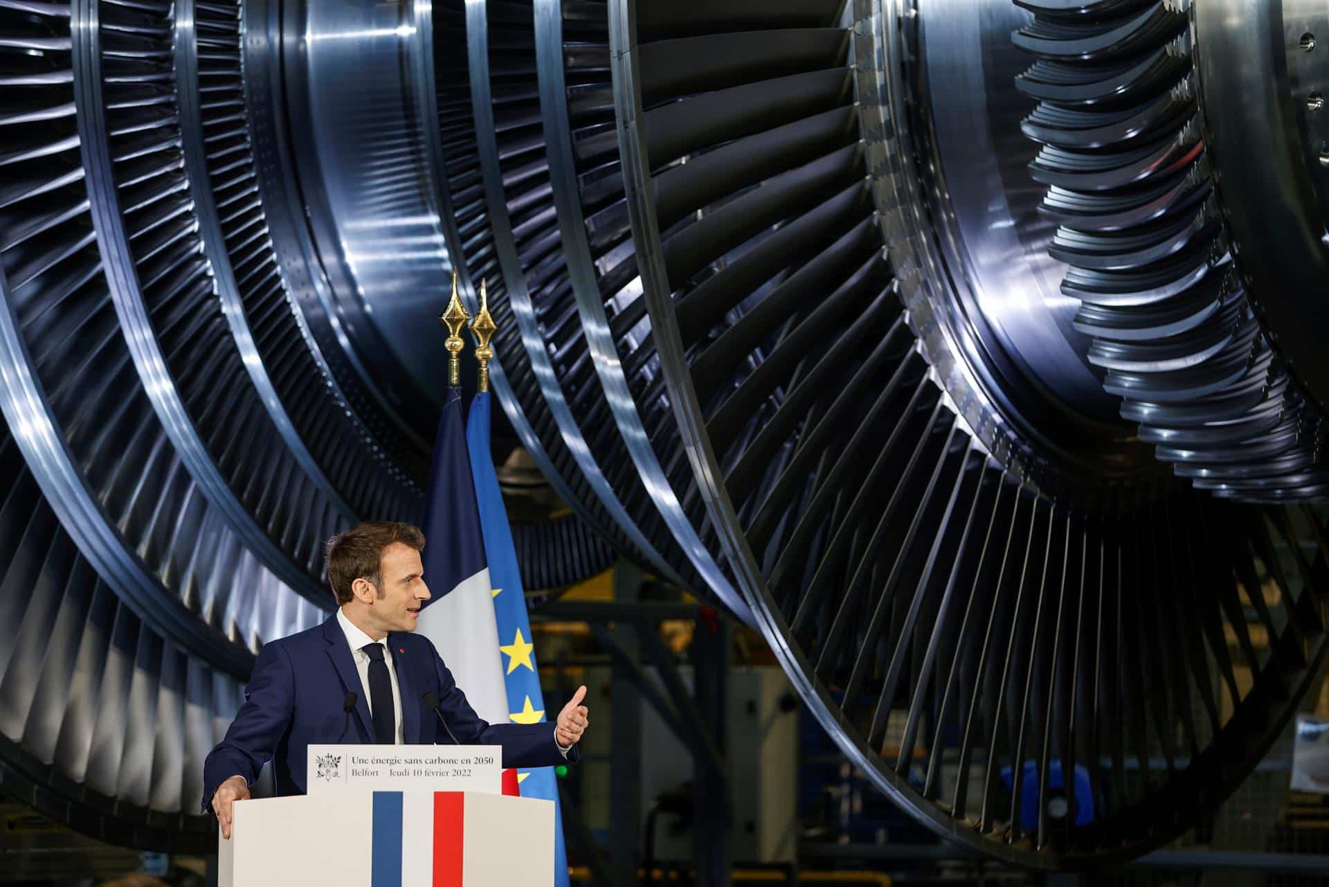 Emmanuel Macron, en una planta de producción de turbinas destinadas a centrales nucleares.