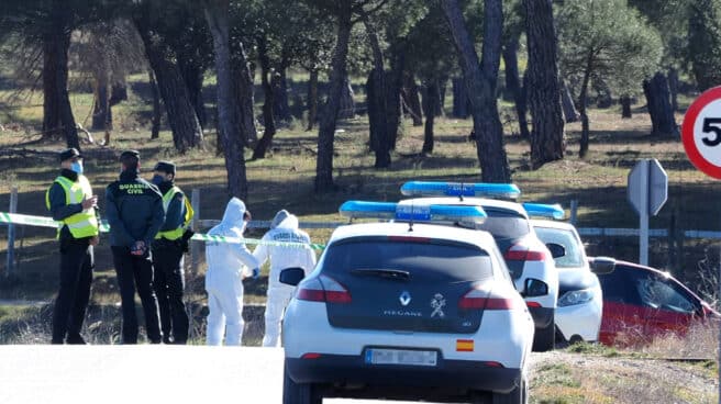 Agentes de la Guardia Civil investigan el lugar donde se localizó el cadáver de Esther López