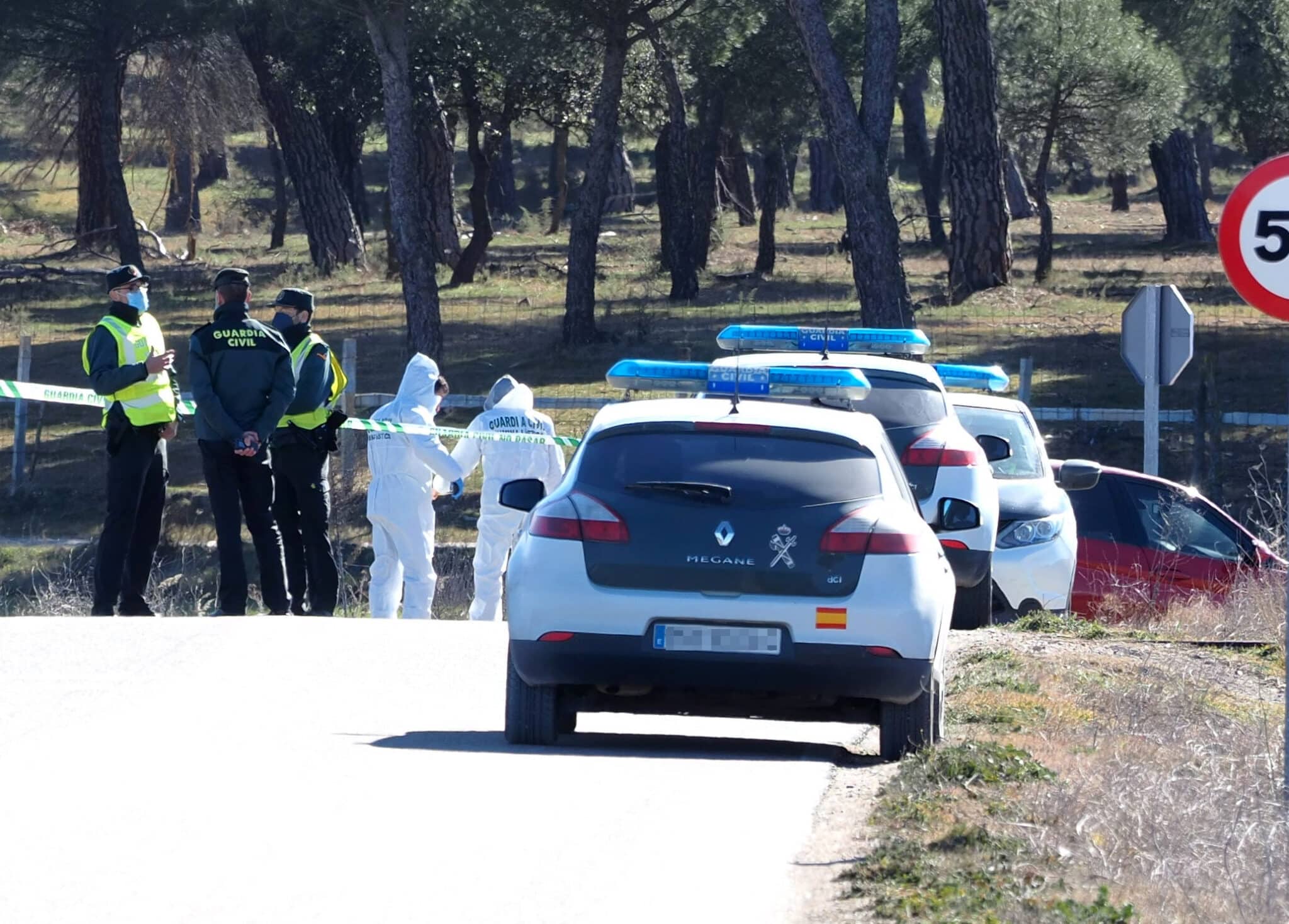 Agentes de la Guardia Civil investigan el lugar donde se localizó el cadáver de Esther López