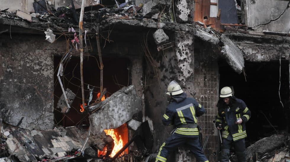 Los bomberos trabajan en un edificio devastado por los rusos