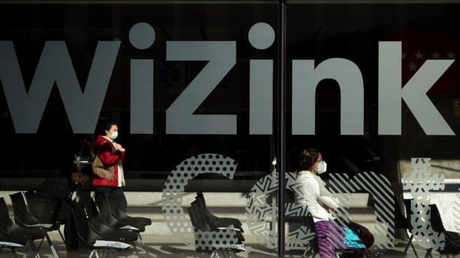 Comienza la vacunación sin cita en el WiZink y el Zendal Varias personas esperan su turno en el WiZink Center, este martes.