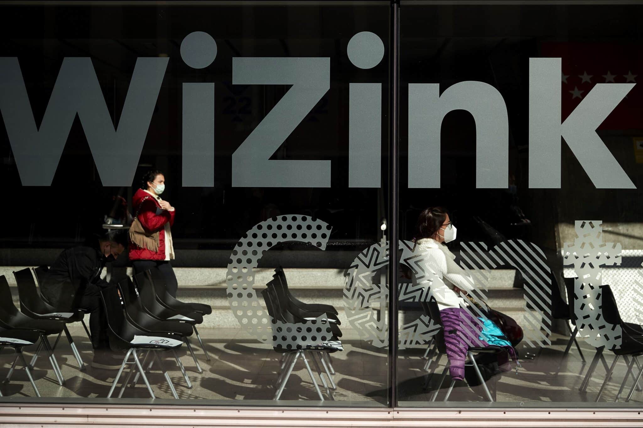 Varias personas esperan su turno en el WiZink Center, este martes.