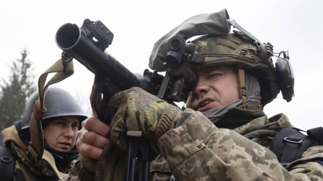 Territorial defense fighters enlisting in Kiev