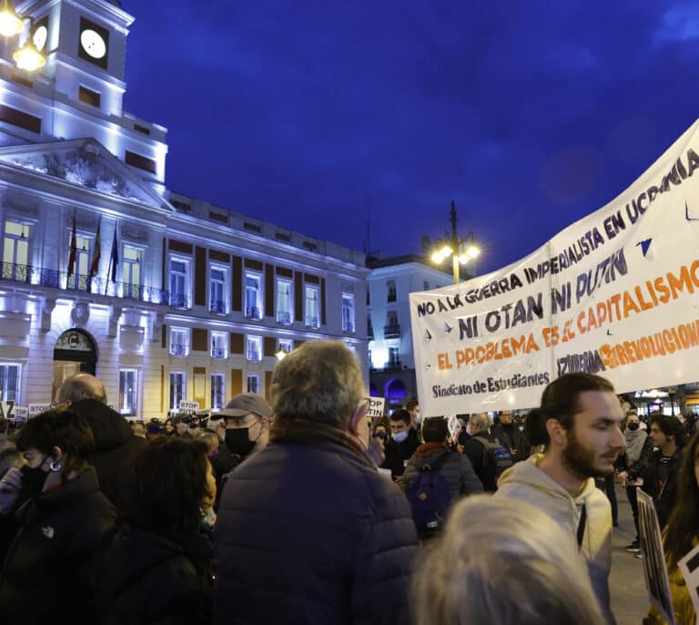 Un millar de personas clama en Madrid contra la guerra: "Ni Putin ni OTAN"