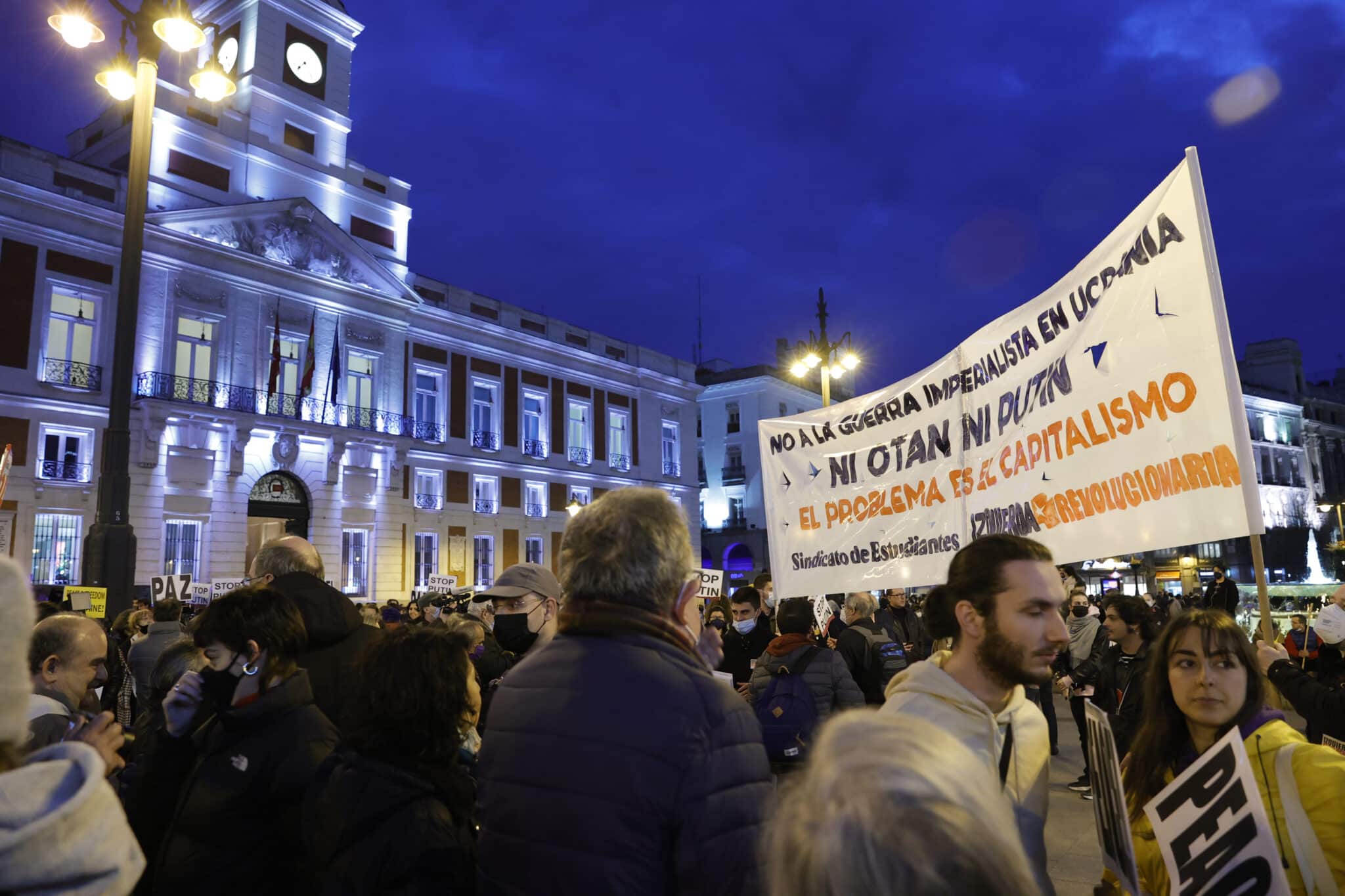 Un millar de personas clama en Madrid contra la guerra: "Ni Putin ni OTAN"