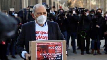 El hombre que batalla contra la banca por el cierre de oficinas entrega 600.000 firmas: "Soy mayor, no idiota"
