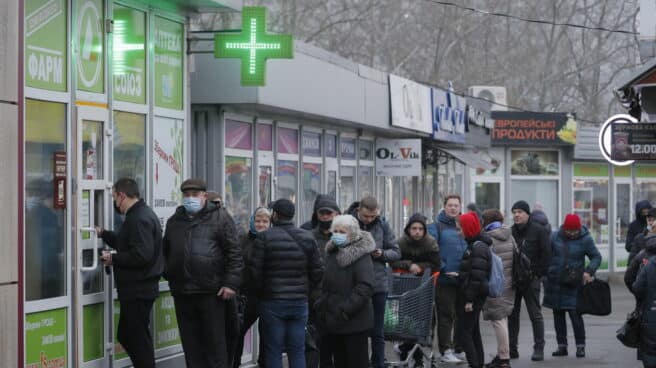 Colas en una Farmacia en Kiev (Ucrania) ante la invasión por parte de Rusia