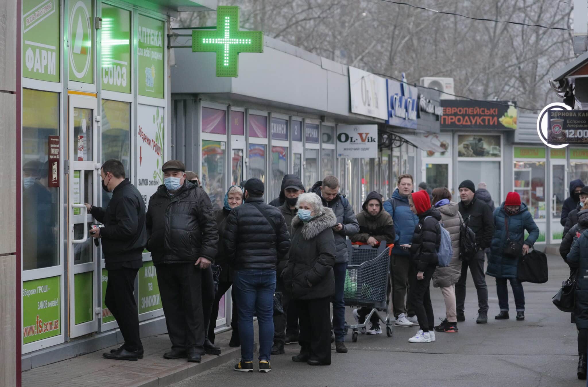 Colas en una Farmacia en Kiev (Ucrania) ante la invasión por parte de Rusia