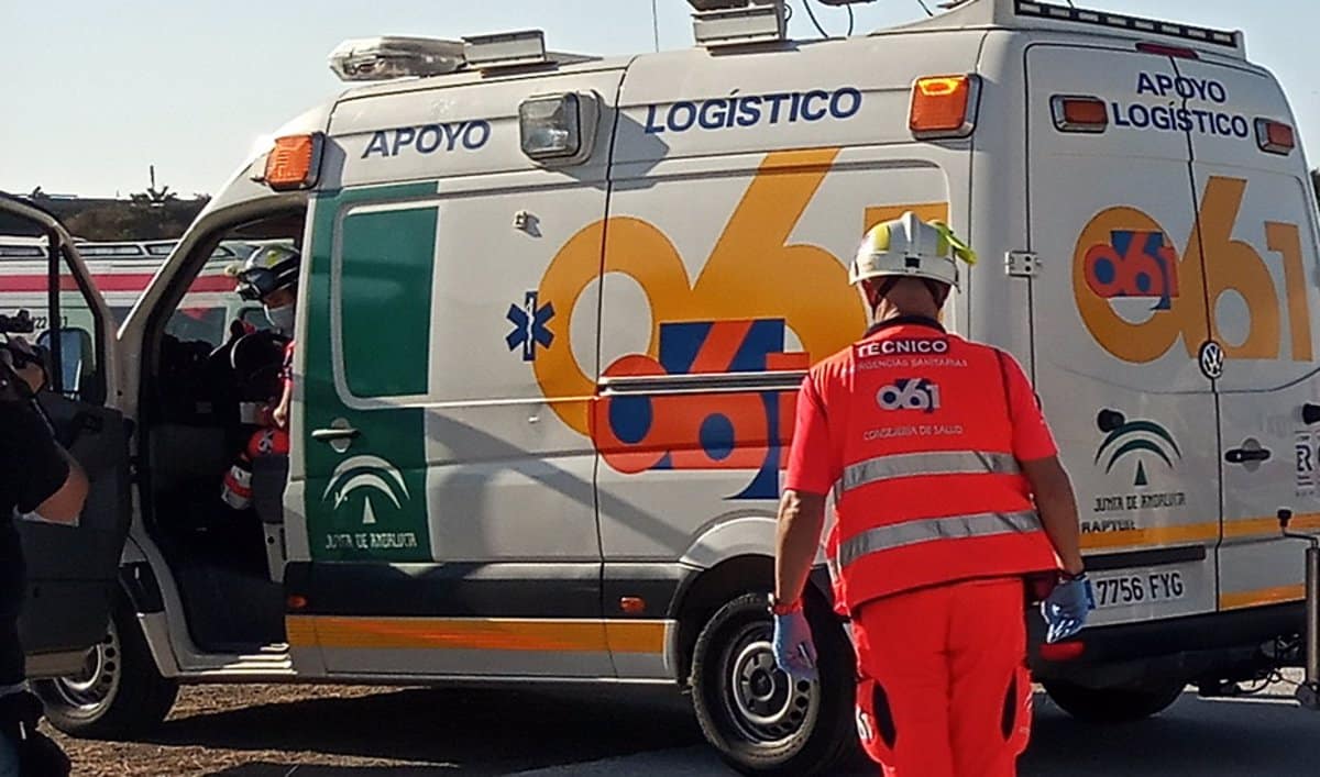 Sanitario durante una intervención de la Empresa Pública de Emergencias Sanitarias EPES.