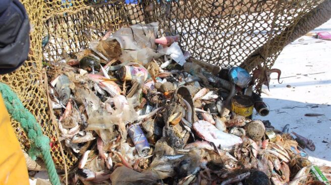 Bruselas destinará 500 millones de euros a un proyecto para limpiar los océanos europeos hasta 2030 Basura marina. Plástico. Reciclaje. Pesca. Arrastre. Redes de pesca.