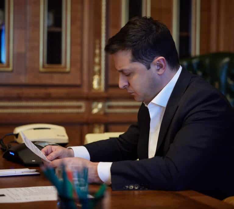 Zelenski, presidente de Ucrania: "Daremos armas a todos aquellos que quieran defender su país"