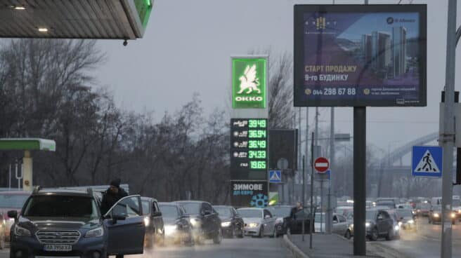 Los líderes de la OTAN se reúnen para preparar la respuesta a la invasión rusa Colas en una gasolinera en Kiev (Ucrania) ante la invasión por parte de Rusia
