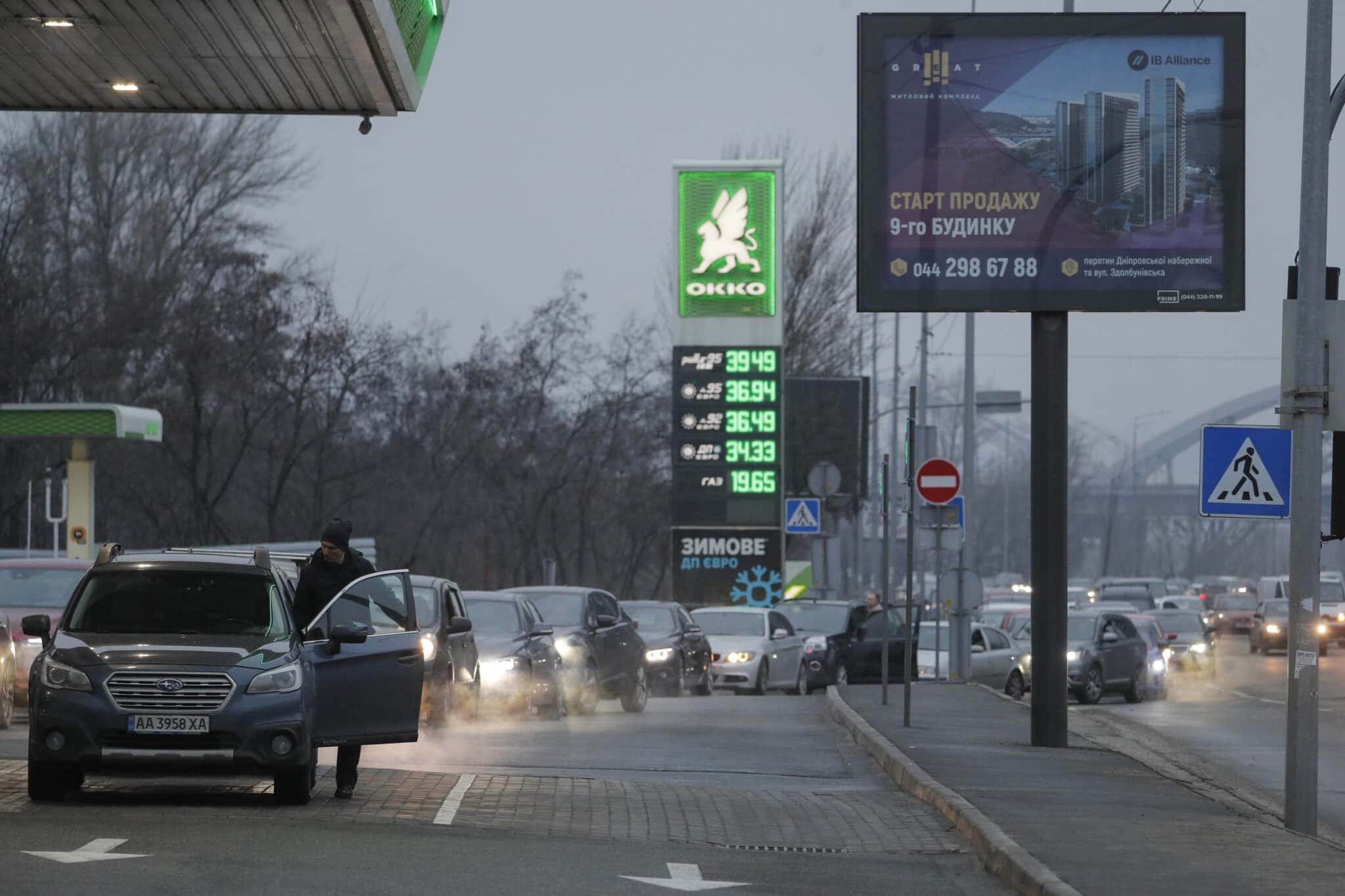 Colas en una gasolinera en Kiev (Ucrania) ante la invasión por parte de Rusia