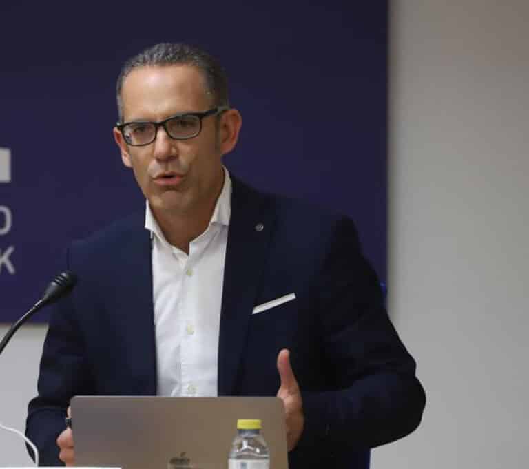 El científico que desarrolla un test de saliva para detectar alzhéimer: "El 70% está sin diagnosticar"