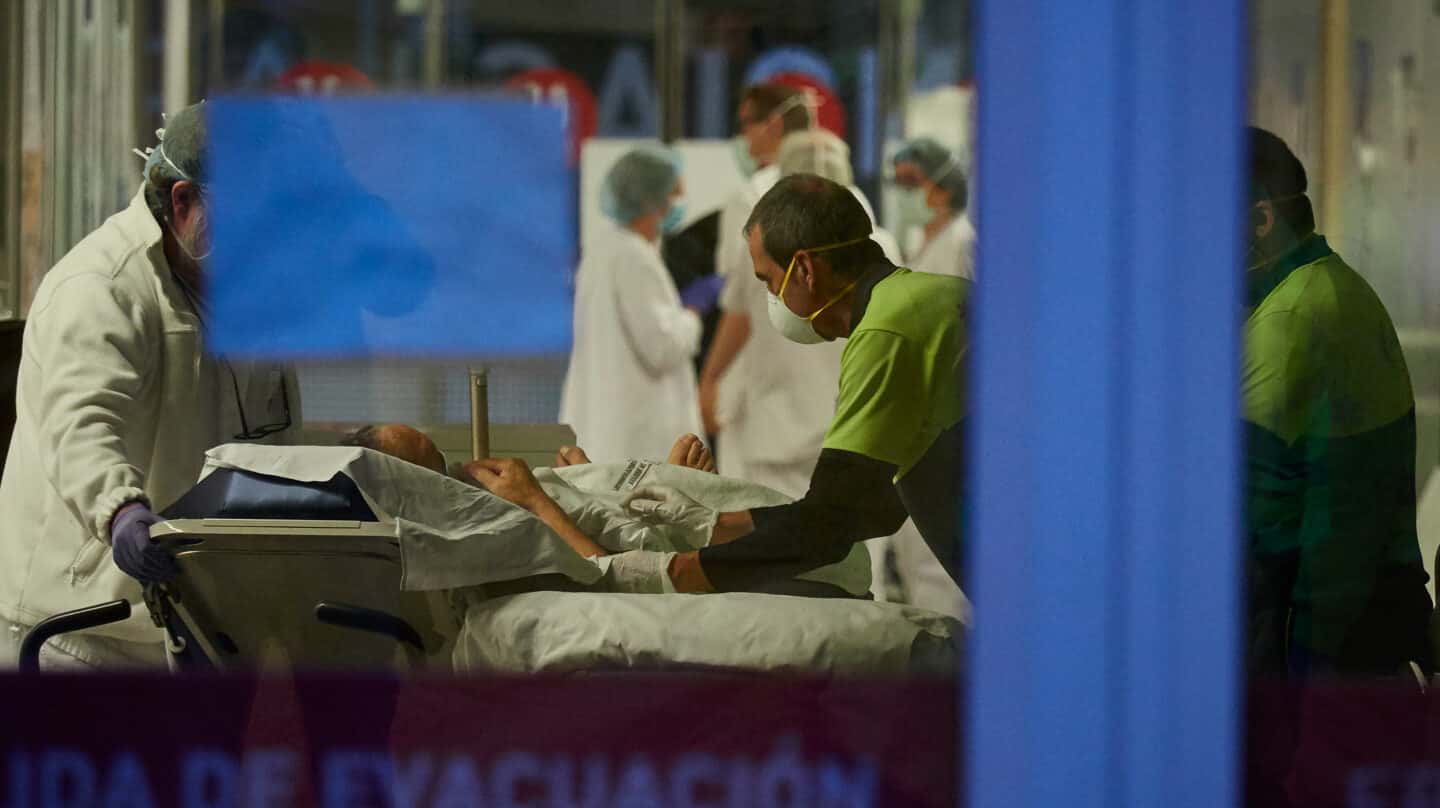 Personal de Urgencias del Hospital de Navarra atendiendo a un paciente.