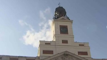 Los bomberos acuden a la sede de la Comunidad de Madrid en la Puerta del Sol por un supuesto incendio