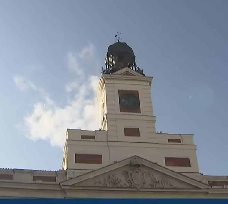 Los bomberos acuden a la sede de la Comunidad de Madrid en la Puerta del Sol por un supuesto incendio