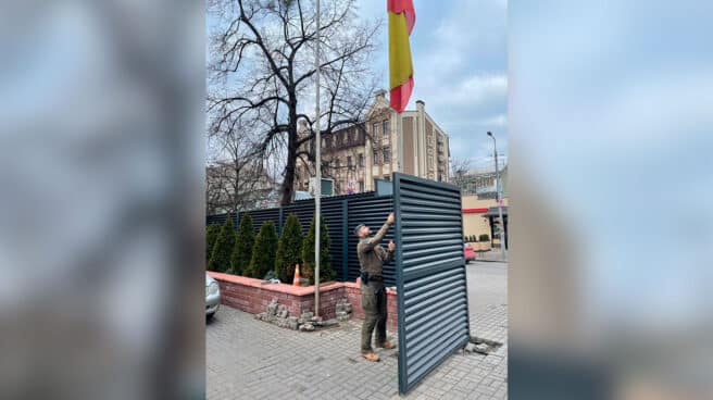 La Embajada de España en Kiev reabre sus puertas casi un mes después de su cierre Un agente de los GEO en la embajada en Kiev.