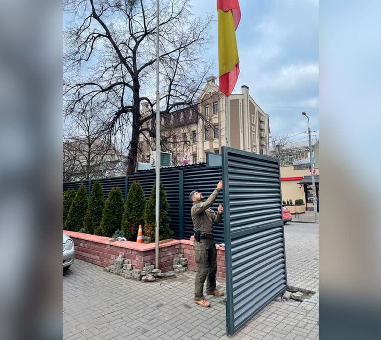 La Embajada de España en Kiev reabre sus puertas casi un mes después de su cierre