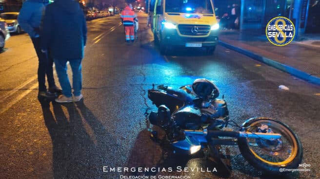 Evacuados al hospital dos jóvenes atropellados por un motorista que superaba la tasa de alcoholemia en Sevilla Moto siniestrada tras el accidente