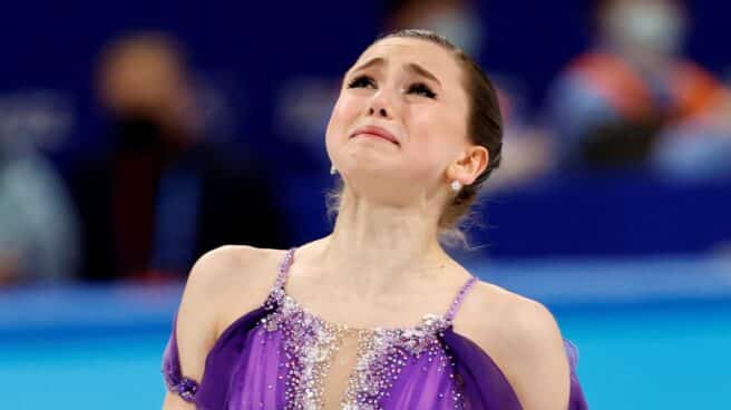 Kamila Valieva rompe a llorar tras su ejercicio en el programa libre de patinaje artístico de Pekín 2022.