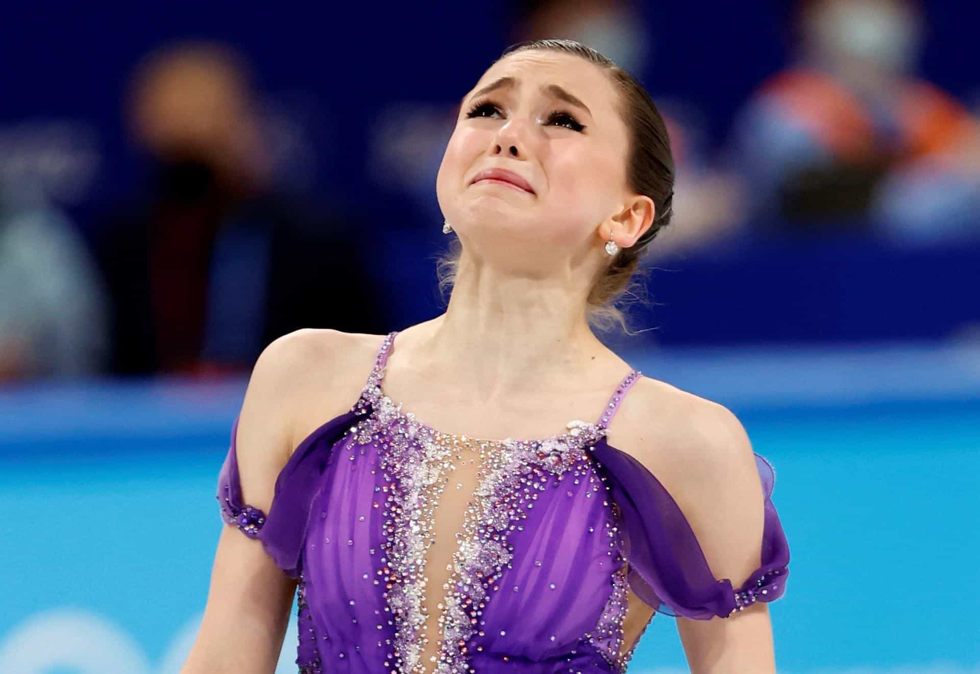 Kamila Valieva rompe a llorar tras su ejercicio en el programa libre de patinaje artístico de Pekín 2022.