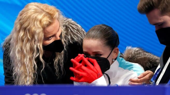 La entrenadora Eteri Tutberidze consuela a Kamila Valieva, que rompió a llorar tras la final de patinaje artístico en Pekín 2022.