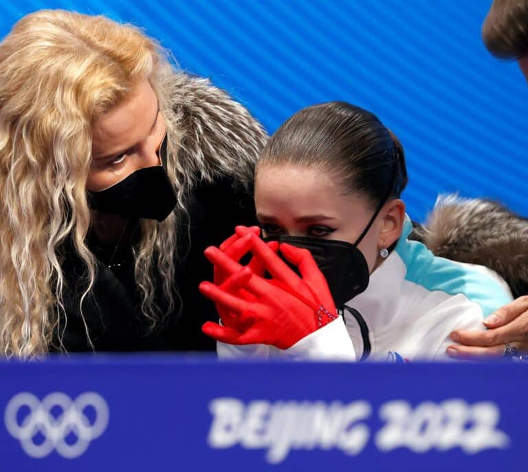 La adolescente Valieva no puede con la presión y pierde el oro con tres caídas y rota en lágrimas