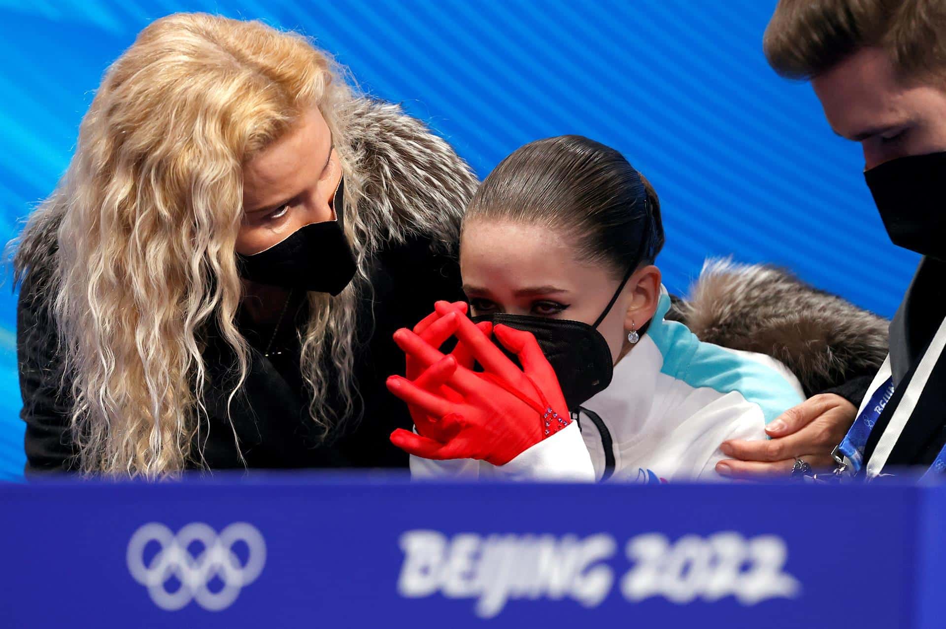 La entrenadora Eteri Tutberidze consuela a Kamila Valieva, que rompió a llorar tras la final de patinaje artístico en Pekín 2022.