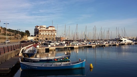 Una embarcación pesquera se quema y se hunde en el puerto de Arenys de Mar