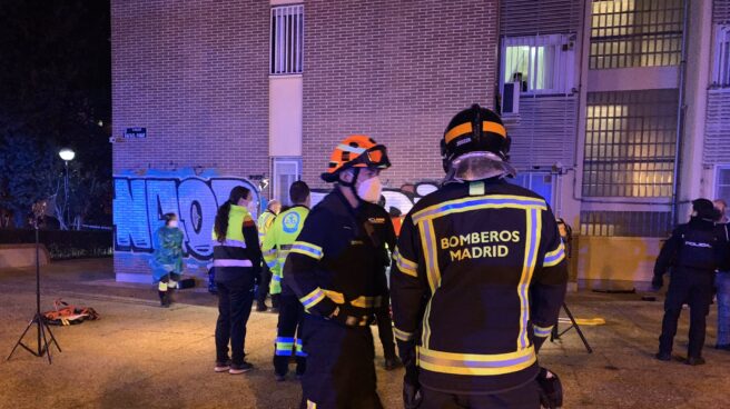 Dos hombres con pronóstico grave tras caer de un quinto al que entraron a robar Efectivos del Samur y de Bomberos Madrid en el lugar del accidente
