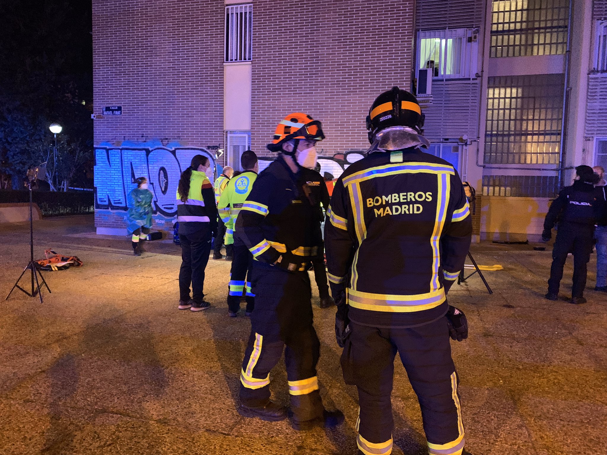 Efectivos del Samur y de Bomberos Madrid en el lugar del accidente