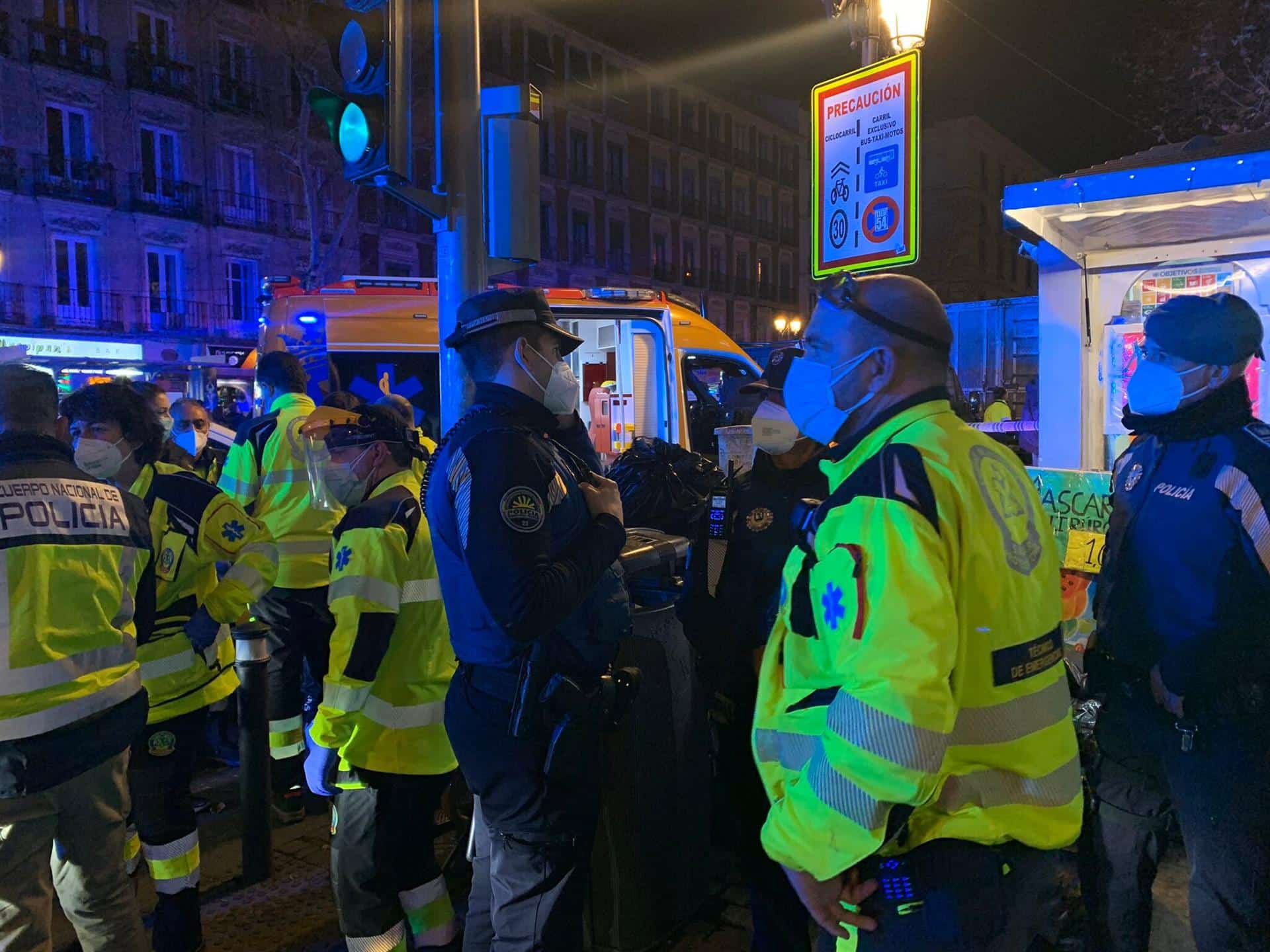 Equipos médicos tratan de salvar la vida del menor muerto a machetazos en plena Calle Atocha.