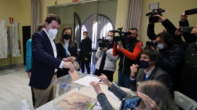 Alfonso Fernández Mañueco, tras votar en las elecciones de Castilla y León este domingo.
