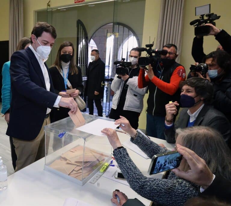 Mañueco llama a una "participación masiva" con un 11,3% en el dato de media mañana