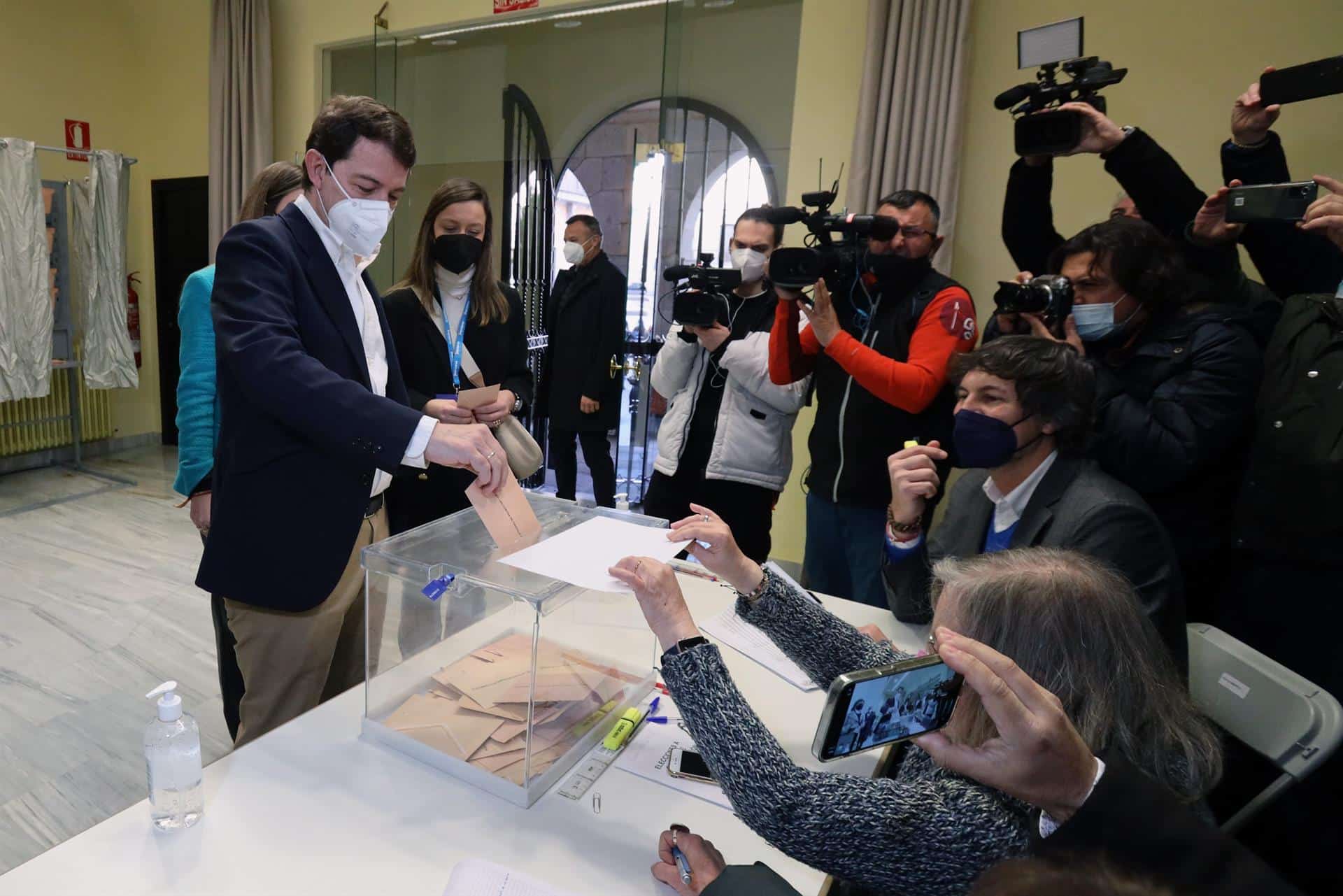 Alfonso Fernández Mañueco, tras votar en las elecciones de Castilla y León este domingo.