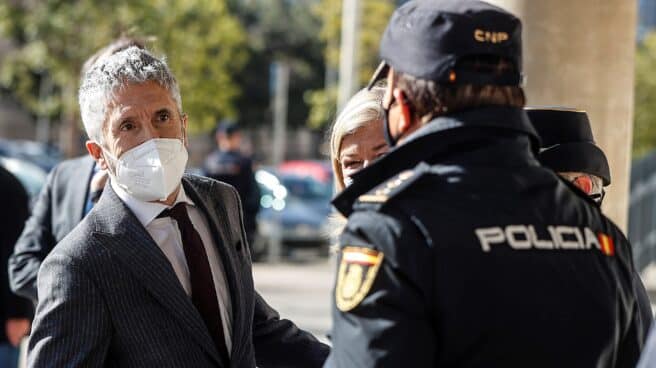 El ministro Grande-Marlaska, visitando este lunes una oficina de denuncias en Valencia.
